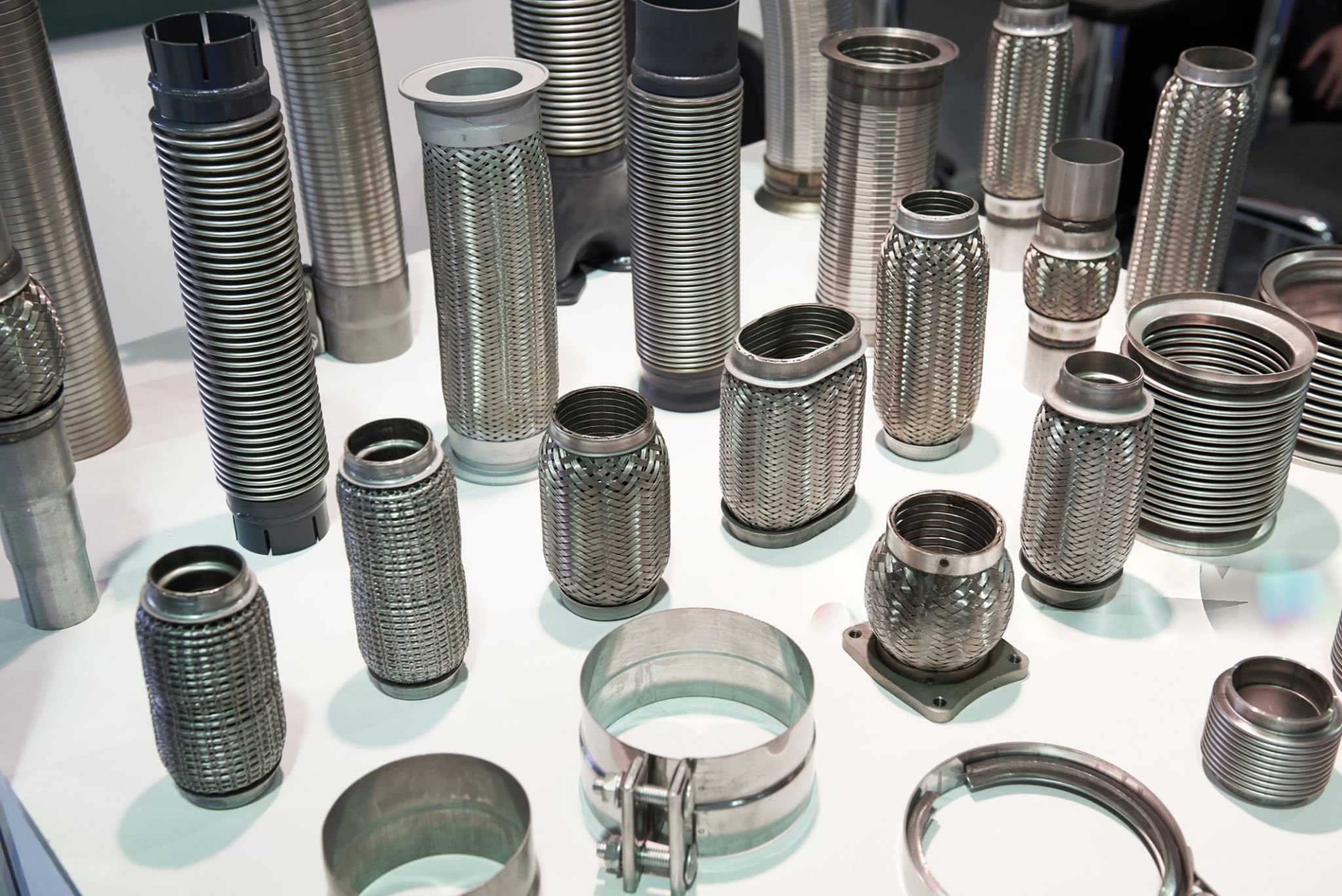 Diferentes tubos flexíveis de escape, foles de escape e componentes de escape relacionados