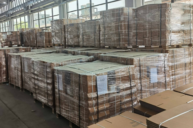 Armazenamento de armazém organizado para produtos acabados do sistema de escape pronto para remessa