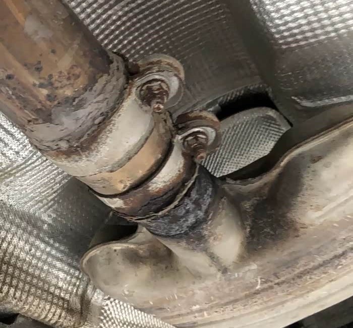 A gás vazando do tubo de escape do carro