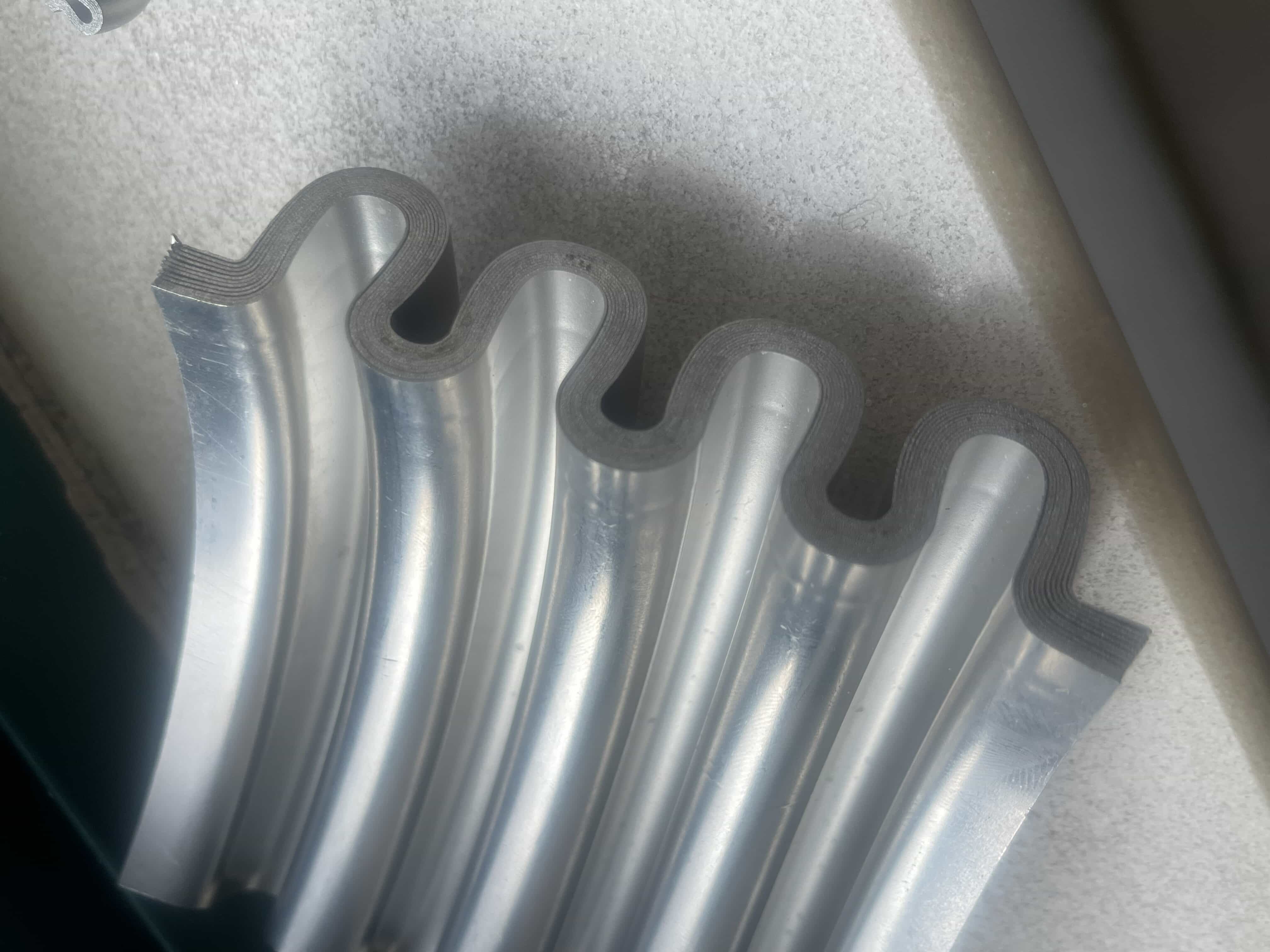 Vista em corte transversal de um tubo de escape multicamadas