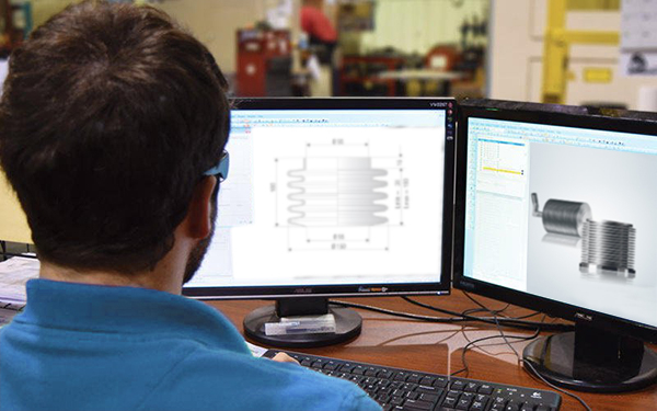 Engenheiro projetando fole de aço inoxidável e componentes de escape no software CAD